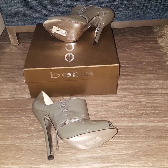 Bebe Jayanna Grey Patent Leather Peep Toe Heels - Picture 2 of 2